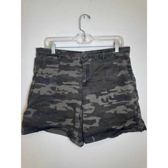Social Standard by Sanctuary - Green camouflage shorts - Size Large - Picture 1 of 5